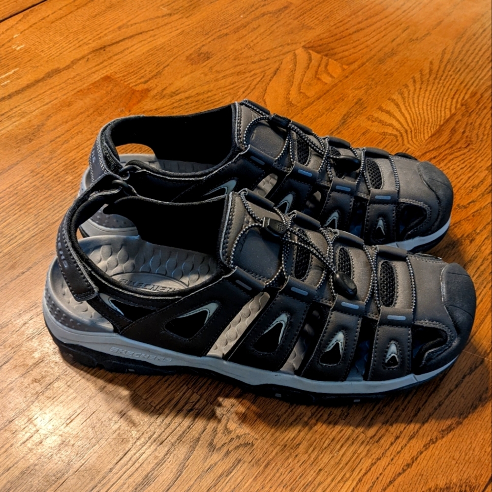 Sketcher's men's size 12 sandals.